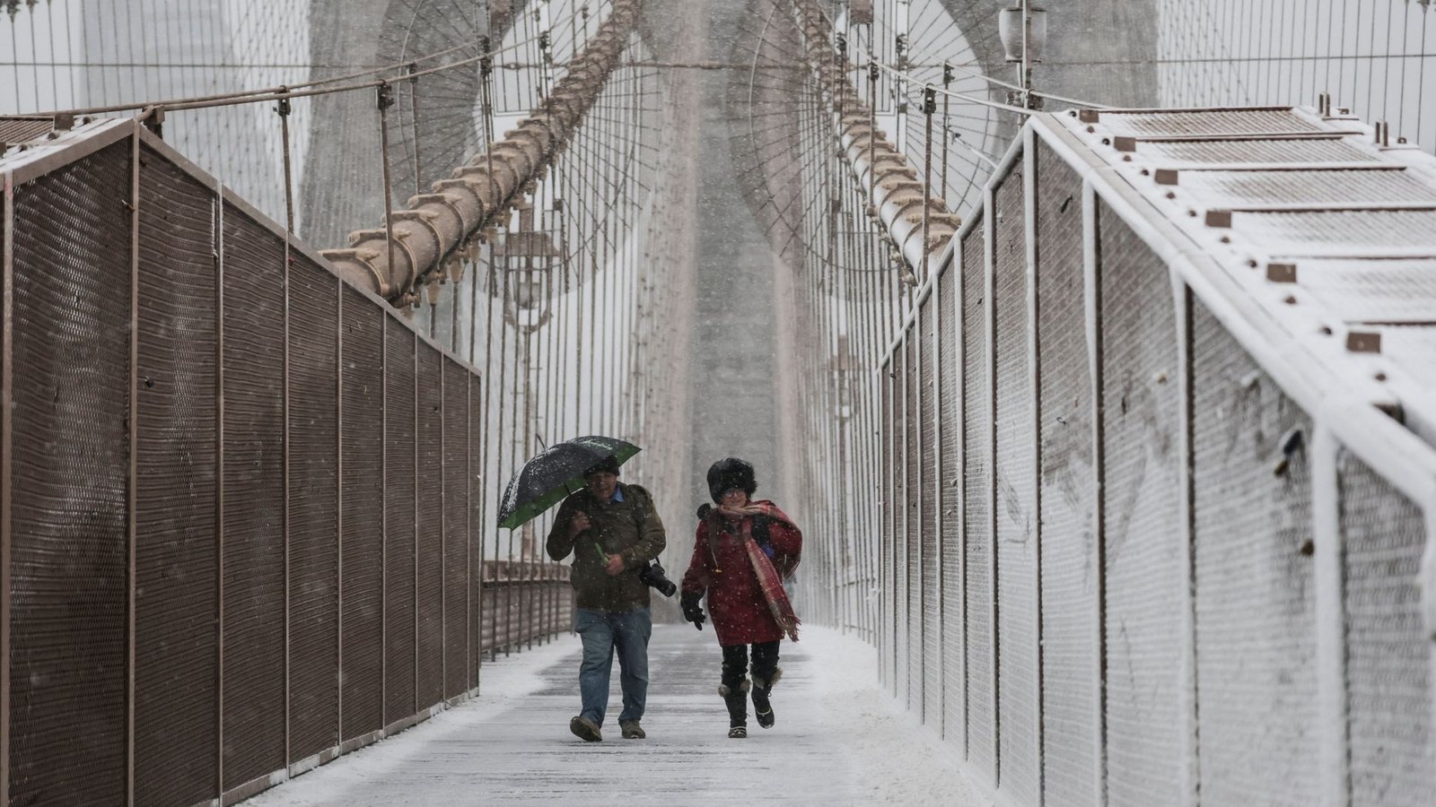 New Yorkers told to stay at home as blizzard threatens to become ‘bomb cyclone’